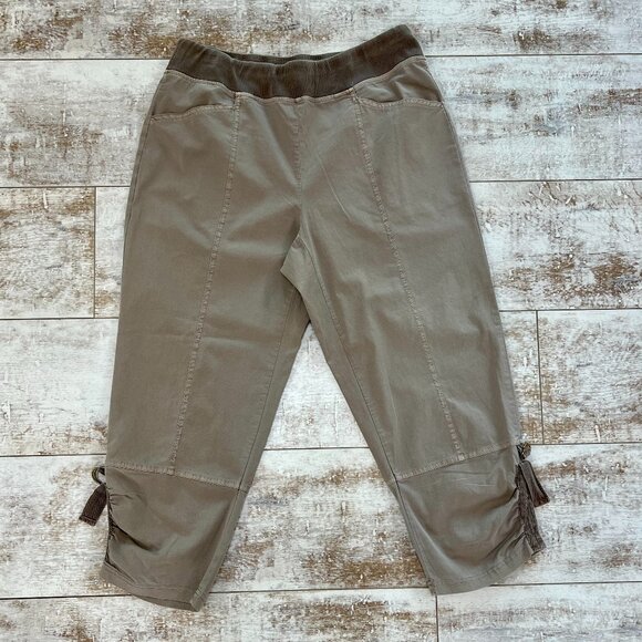 Zenergy by Chico's Capri Pants with FREE Matching Cardigan - Picture 4 of 11